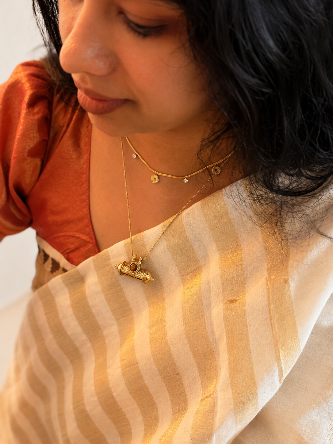 The scroll pendant-necklace combo