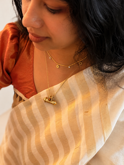 The scroll pendant-necklace combo