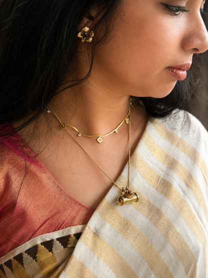 The scroll pendant-necklace combo